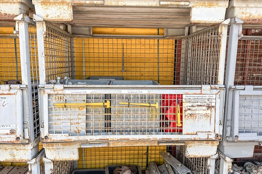 Gitterbox mit Gerüstzubehör
